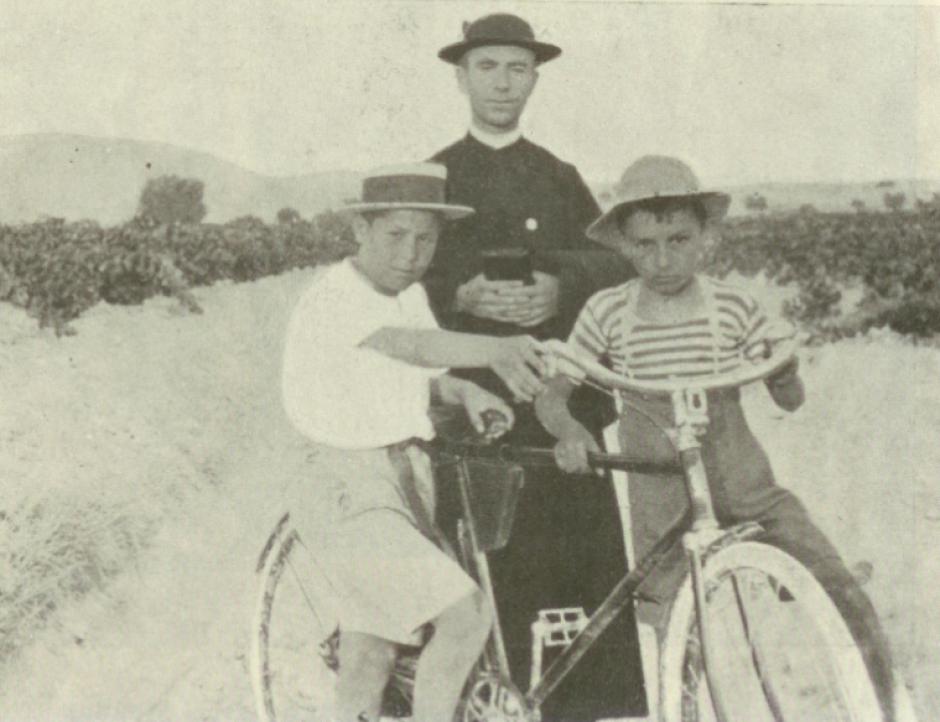 En Novelda, con dos alumnos del colegio