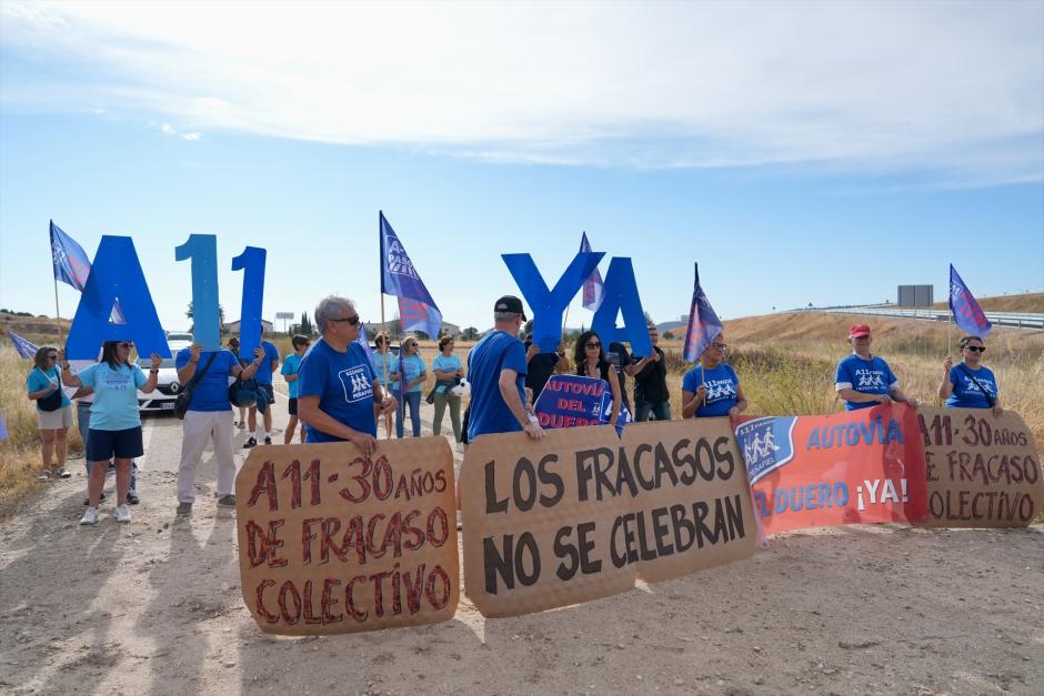 Varios manifestantes protestan durante la puesta en servicio de un nuevo tramo de la autovía del Duero A-11