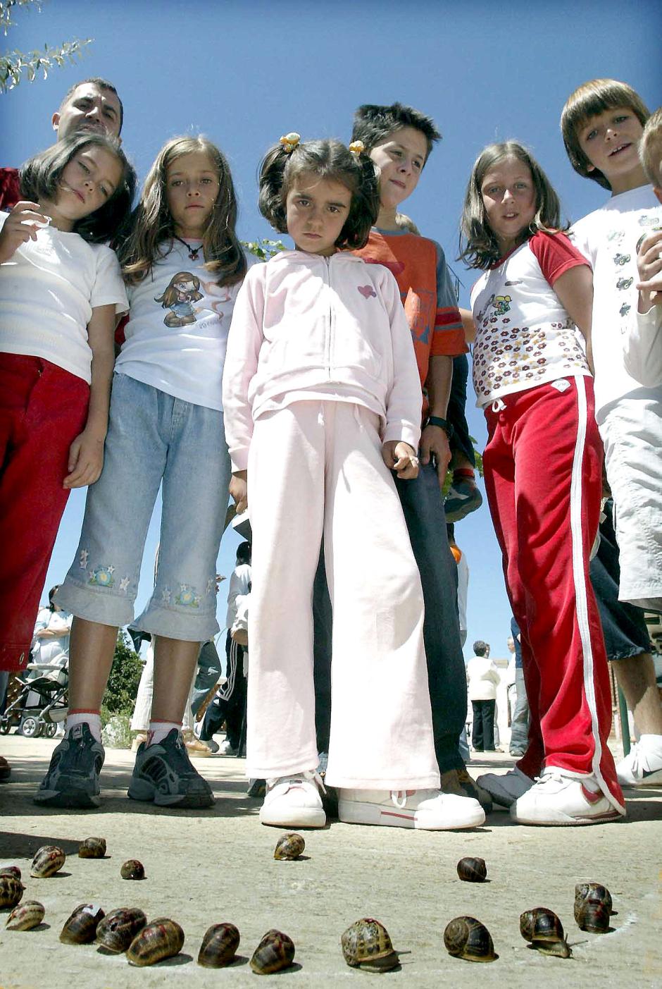 Niños en la carrera de caracoles de Peroniel del Campo (Soria)