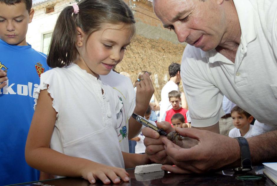 En la imagen una de las participantes inscribe a su caracol para la prueba