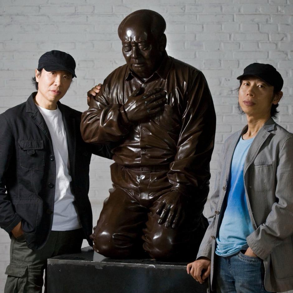 Los Hermanos Gao posando junto a una de sus obras en 2009