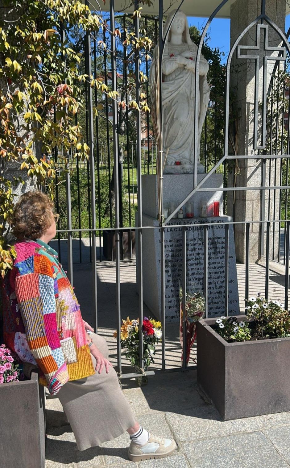 Una mujer devota le reza a la Virgen Blanca