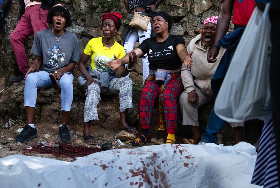 EDITORS NOTE: Graphic content /Los miembros de las bandas atacaron a personas desplazadas que se refugiaban en el interior de una iglesia cerca de la capital haitiana
