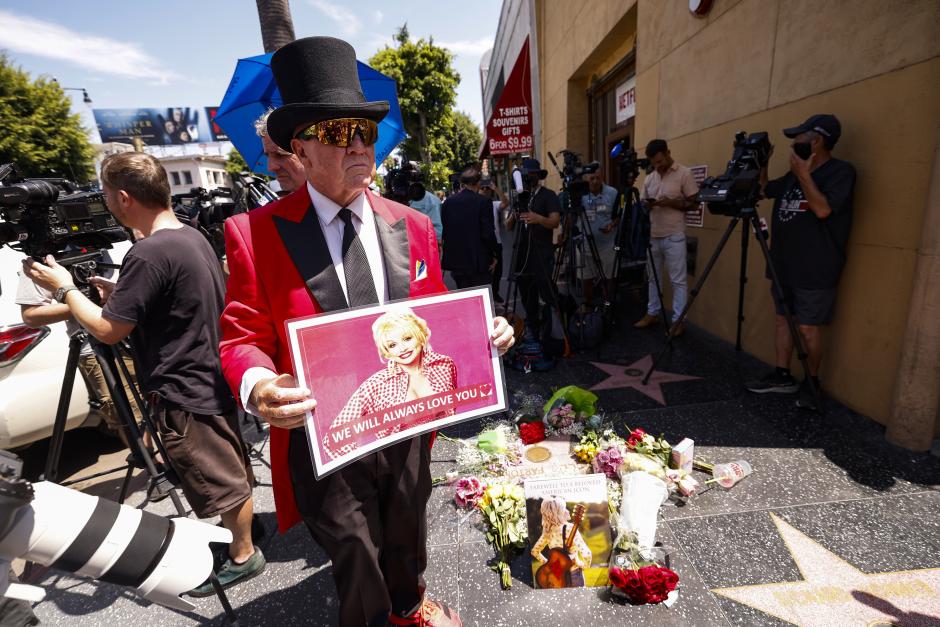 Homenaje espontáneo a Dolly Parton en su estrella del Paseo de la Fama