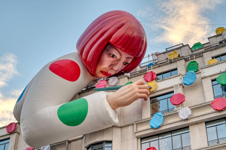 La artista nació el 22 de marzo de 1929 en la ciudad de Matsumoto. Su interés por la pintura y el arte comenzó cundo tenía diez años y comenzó a elaborar por medio de repeticiones mecánicas diferentes patrones de lunares y otras formas geométricas utilizando diferentes técnicas.