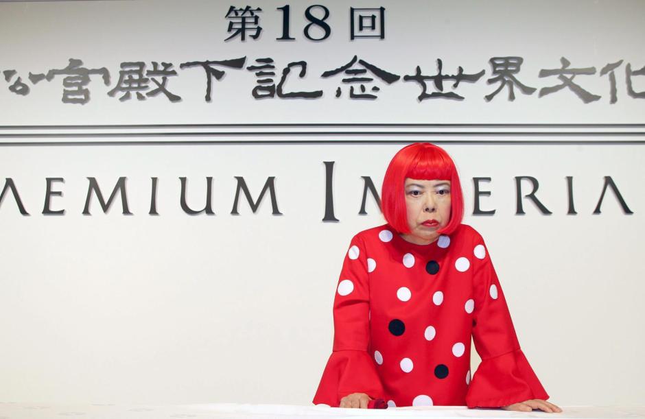 Yayoi Kusama fue un símbolo de las revoluciones contraculturales de finales de la década de los 60 del siglo pasado, convirtiéndose además en un referente de la cultura psicodélica que expresó mediante juegos de luces y colores y geometrías arriesgadas.