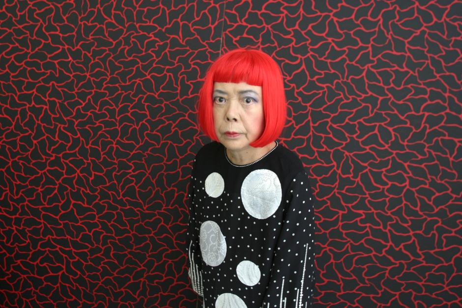 Yayoi Kusama se convirtió a sí misma en objeto de su propio arte. Su efervescente capacidad creativa la llevó a seguir pintando y creando hasta poco antes de su muerte, en un proceso de búsqueda de lo eterno por medio del arte que ha durado prácticamente toda su vida.