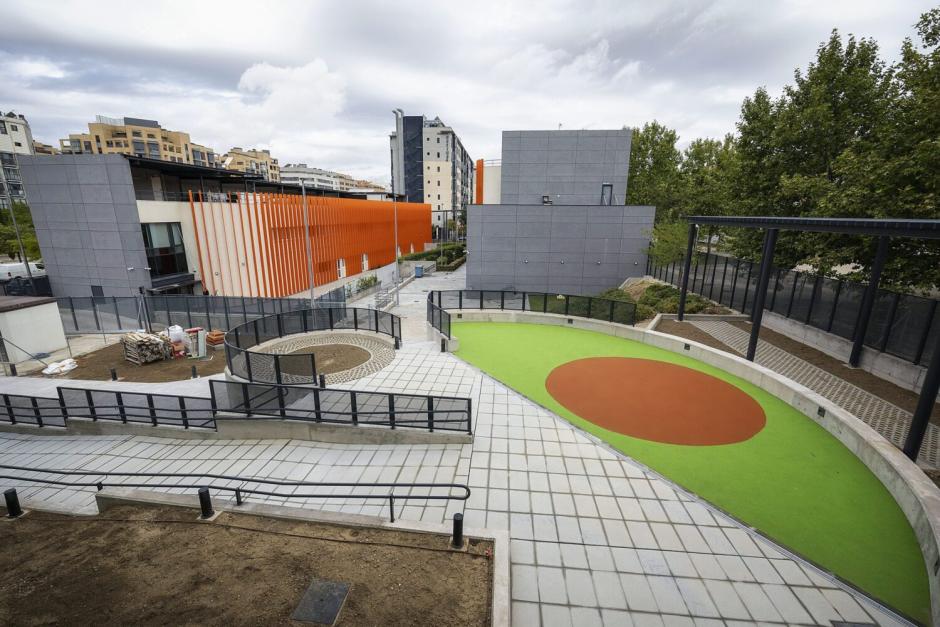 El Ayuntamiento visita la nueva Casa Familias del Ensanche de Vallecas tras finalizar sus obras