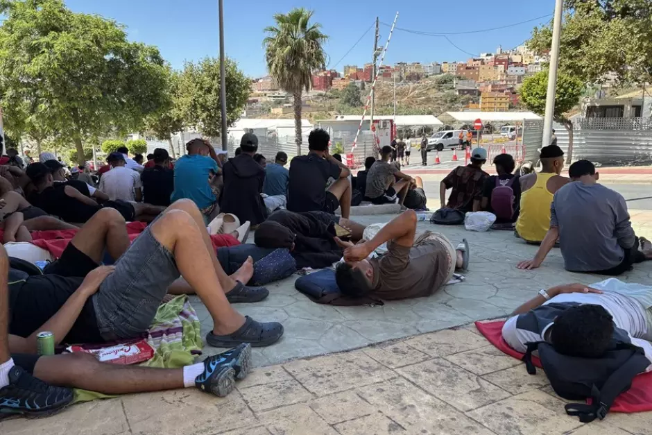 Varios migrantes congregados en los alrededores del Embolsamiento Loma Colmenar, el pasado sábado en Ceuta