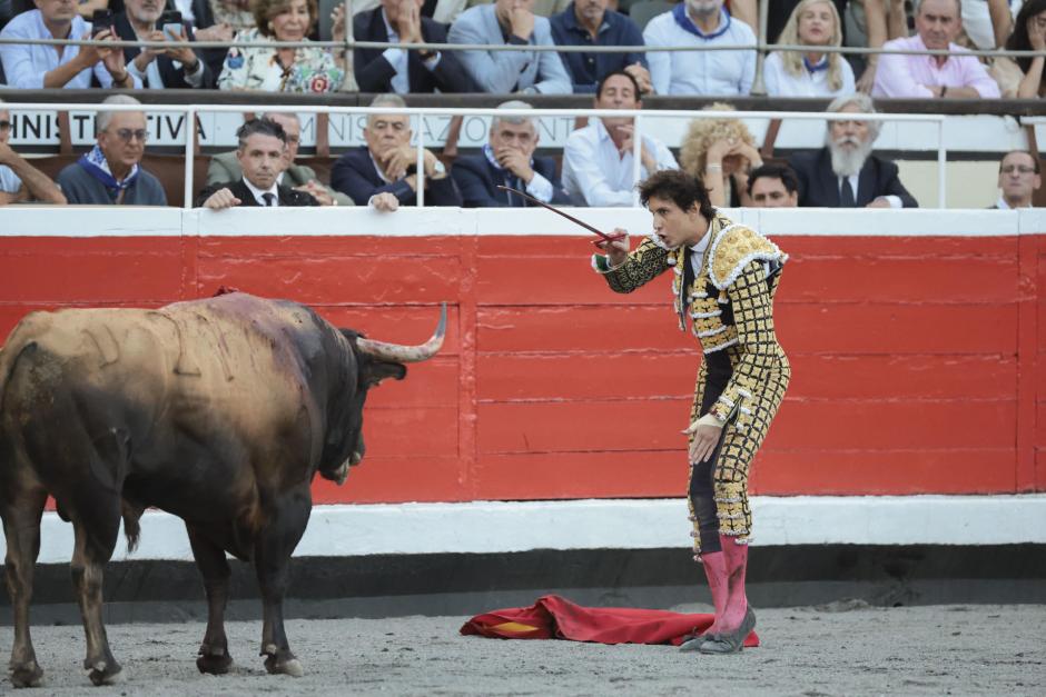 Roca Rey entró a matar al sexto de la tarde sin usar la muleta