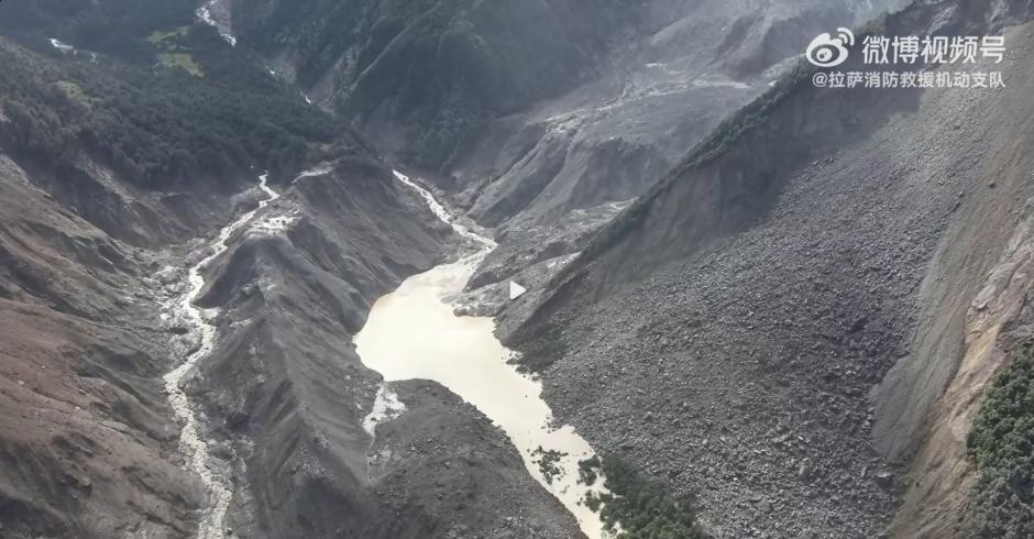 Vista aérea del lago de barrera formado tras un deslizamiento de tierra cerca de la confluencia del río Chhochen Khola (Nepal) The lake formed after a wall of mud and debris hit the border hub of Gyirong in Tibet on August 26, with hundreds reported missing. (Photo by Lhasa Mobile Fire and Rescue Detachment / AFP) / RESTRICTED TO EDITORIAL USE - MANDATORY CREDIT "AFP PHOTO / Lhasa Mobile Fire and Rescue Detachment" - HANDOUT - NO MARKETING NO ADVERTISING CAMPAIGNS - DISTRIBUTED AS A SERVICE TO CLIENTS