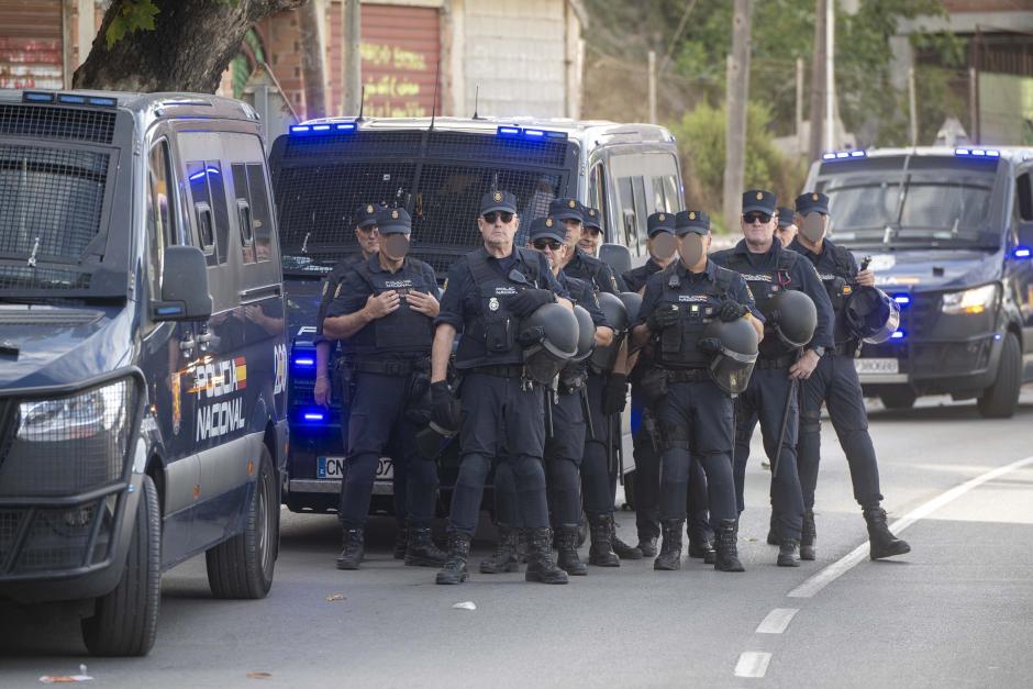Policías durante una manifestación para protestar por la situación provocada por su llegada masiva, a 27 de agosto de 2026, en Ceuta (España). Los manifestantes han tratado de impedir el acceso de los voluntarios de Cruz Roja que reparten bolsas de comida a los migrantes en la playa del Trampolín y han provocado disturbios en la playa de Benítez de Cueta, que se han saldado con cargas policiales, tras introducirse en los asentamientos de migrantes que pernoctan en la zona y causar destrozos, incluido la quema de enseres.

Marcos Moreno / Europa Press
27 AGOSTO 2026 CRISIS MIGRATORIA;PIXELADA
27/8/2026