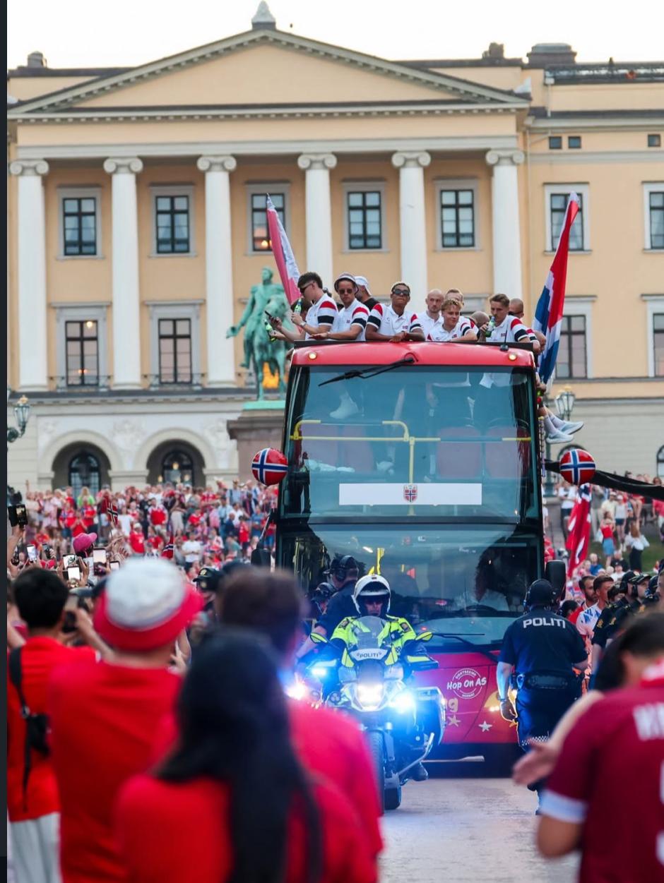 El autobús de la selección noruega frente al Palacio Real de Oslo