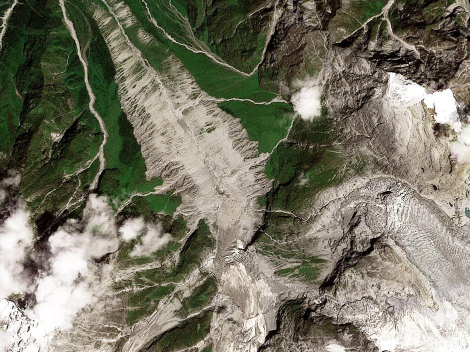 Esta imagen satelital facilitada por Planet Labs, tomada el 12 de agosto de 2026 y difundida el 28 de agosto de 2026, muestra el glaciar del monte Langtang Lirung, en Nepal