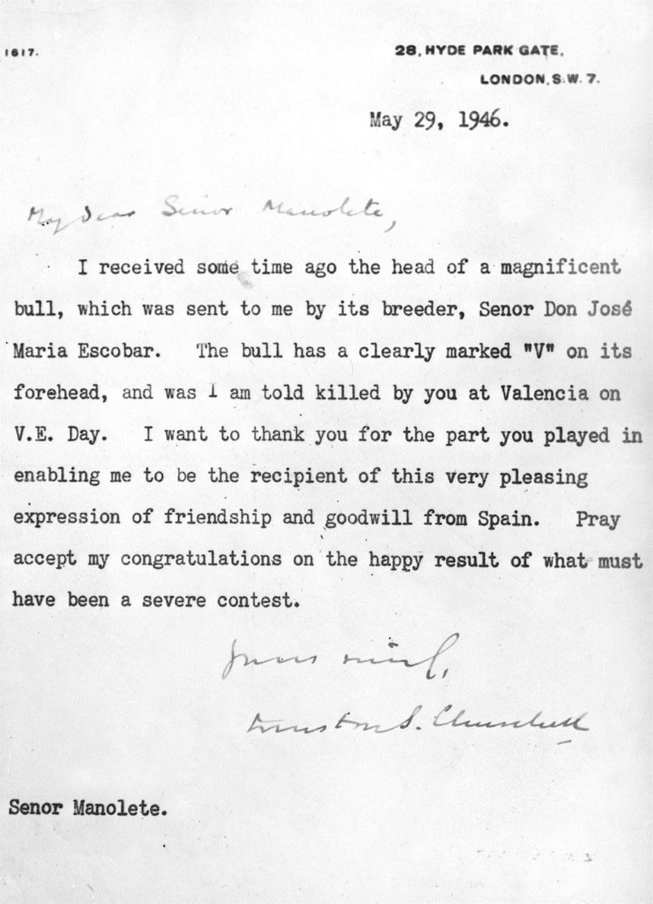 Correspondencia del Primer Ministro británico , en la que agradece a Manolete sus gestiones ante el ganadero José Escobar , para recibir la cabeza de una res perteneciente al ganadero sevillano , y que fue estoqueada por Manuel Rodríguez Sánchez , Manolete , en la plaza de toros de Valencia