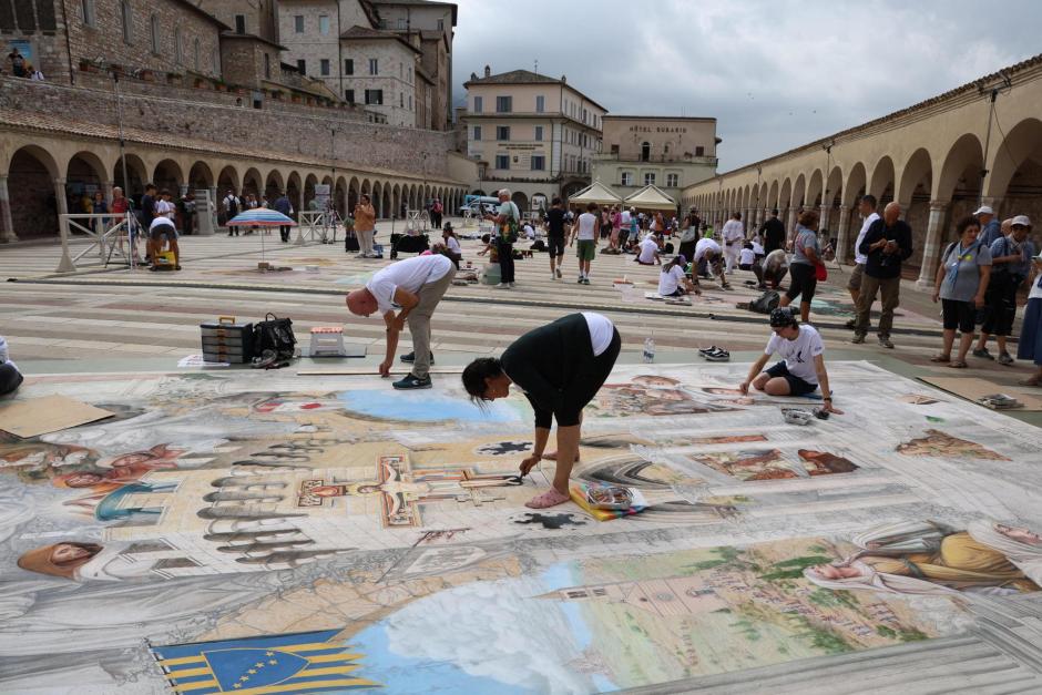 ASSISI (Italy), 29/08/2026.- A work of art is seen in the square in front of the Lower Basilica of St. Francis in Assisi, Italy, 29 August 2026. More than fifty 'madonnari' (artists specializing in religious art) from various countries are transforming the square in front of the Lower Basilica of St. Francis in Assisi into a large open-air art gallery. Multiple artists, working with chalk and simple materials, are creating 'The Vision of St. Francis,' a collective composition covering approximately 50 square meters. Meanwhile, other artists are working on 40 individual pieces themed around Saint Francis, spread across a total area of ??over 220 square meters. The initiative is organized by the municipality of Assisi to mark the eighth centenary of St. Franciss death. (Italia) EFE/EPA/Gianluigi Basilietti