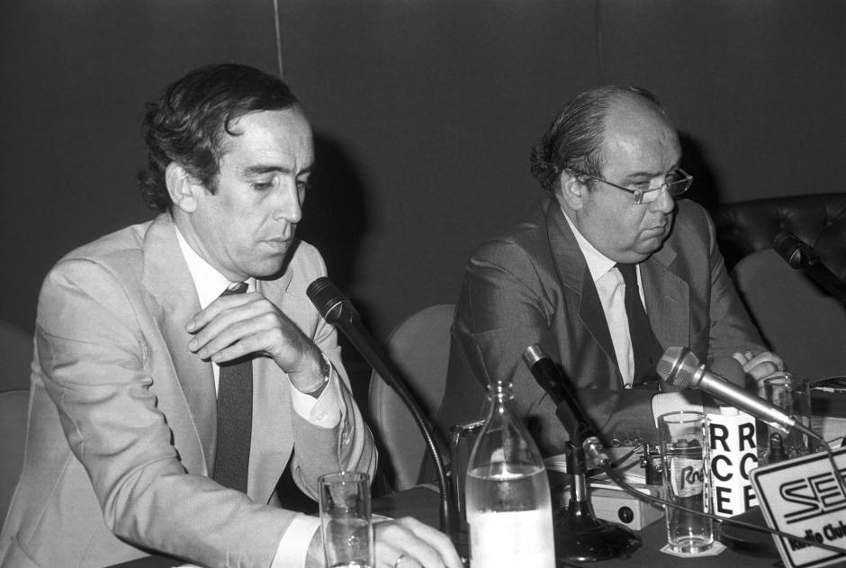 Carlos Espinosa de los Monteros, a la izquierda de la imagen, cuando era presidente de Iberia