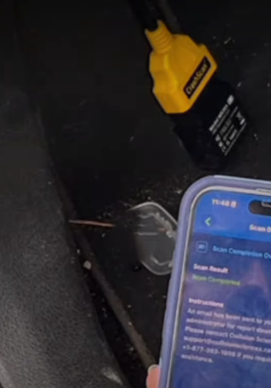 La agente accede ya a la información en la pantalla de su teléfono