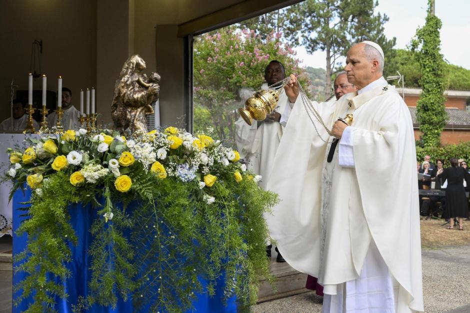 Castel Gandolfo (Italy), 29/08/2026.- A handout picture provided by the Vatican Media shows Pope Leo XIV (R) during the Holy Mass of the Feast of Our Lady of the Lake on the lake of Castel Gandolfo, Italy, 29 August 2026. (Papa, Italia) EFE/EPA/VATICAN MEDIA HANDOUT HANDOUT EDITORIAL USE ONLY/NO SALES