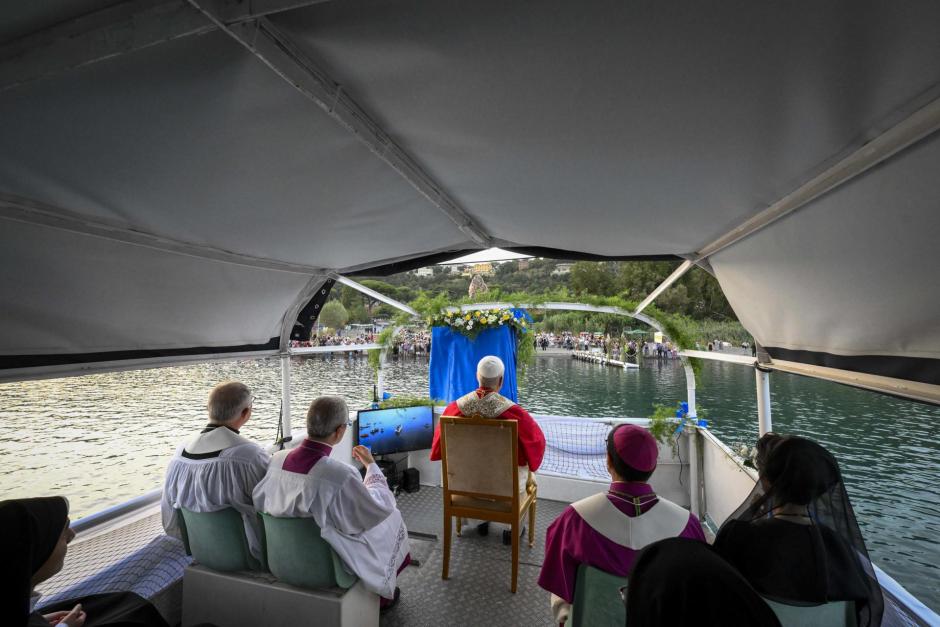 Castel Gandolfo (Italy), 29/08/2026.- A handout picture provided by the Vatican Media shows Pope Leo XIV (C) waving to the faithful during the procession for the Feast of Our Lady of the Lake on the lake of Castel Gandolfo, Italy, 29 August 2026. (Papa, Italia) EFE/EPA/VATICAN MEDIA HANDOUT HANDOUT EDITORIAL USE ONLY/NO SALES