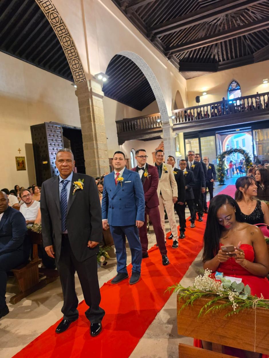 Los novios, a la espera de recibir a sus prometidas