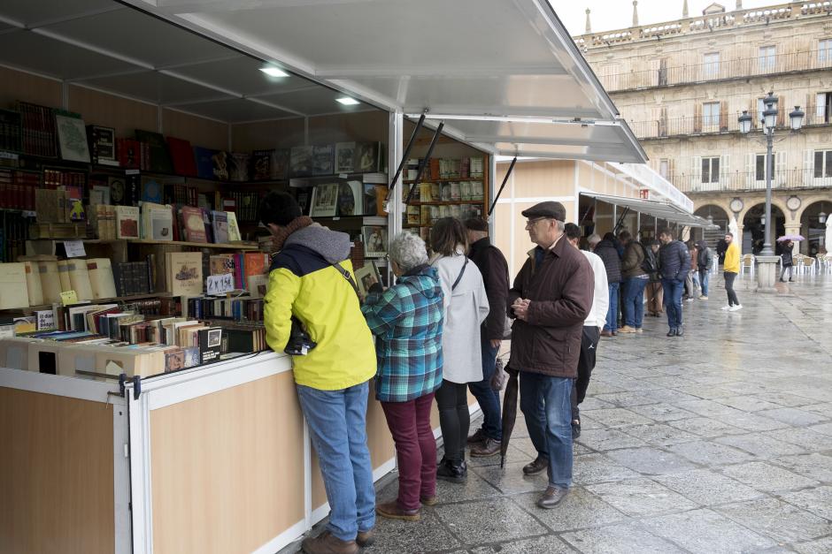La Plaza Mayor de Salamanca acoge la Feria Municipal del Libro Antiguo y de Ocasión de 2023