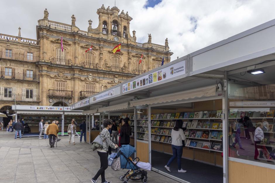 La Plaza Mayor de Salamanca acoge la Feria Municipal del Libro de 2024