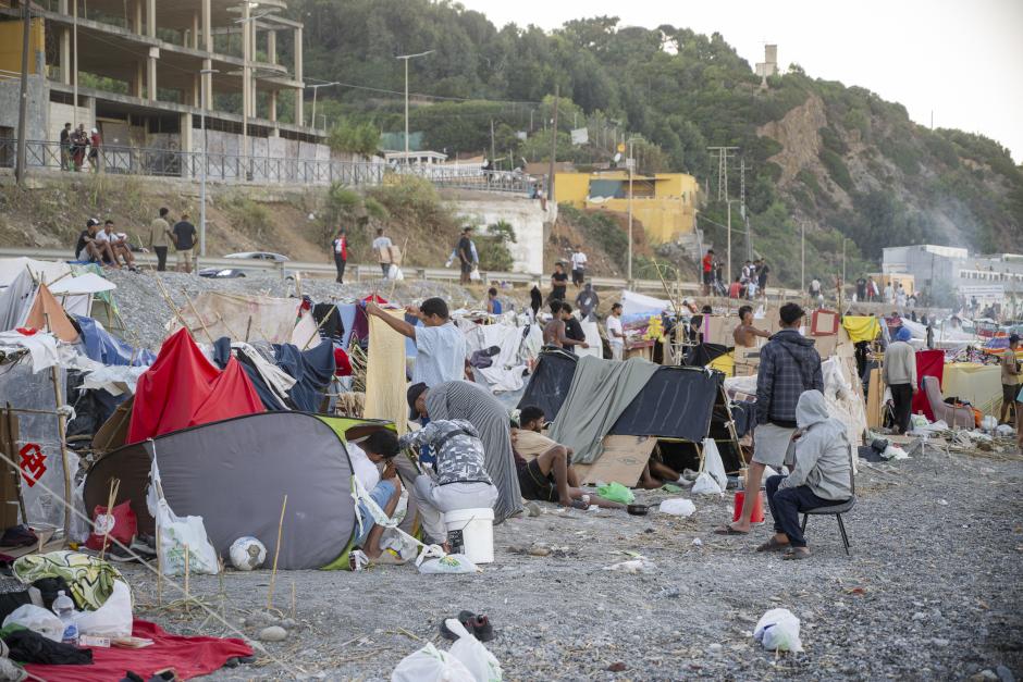 Decenas de personas viven y pernoctan en la playa del Trampolín, a 28 de agosto de 2026