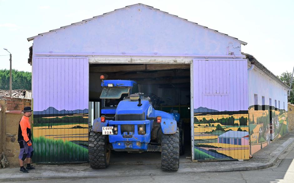 Un almacén agrícola pintado con un mural