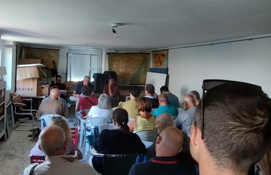Votación de la moción a favor de una comunidad autónoma leonesa en Otero de Curueño, en la provincia de León