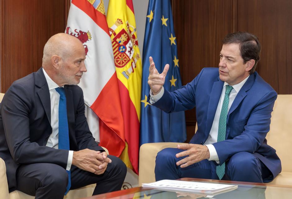 El presidente de la Junta de Castilla y León, Alfonso Fernández Mañueco, con el presidente de la Cámara de Valladolid, Víctor Caramanzana