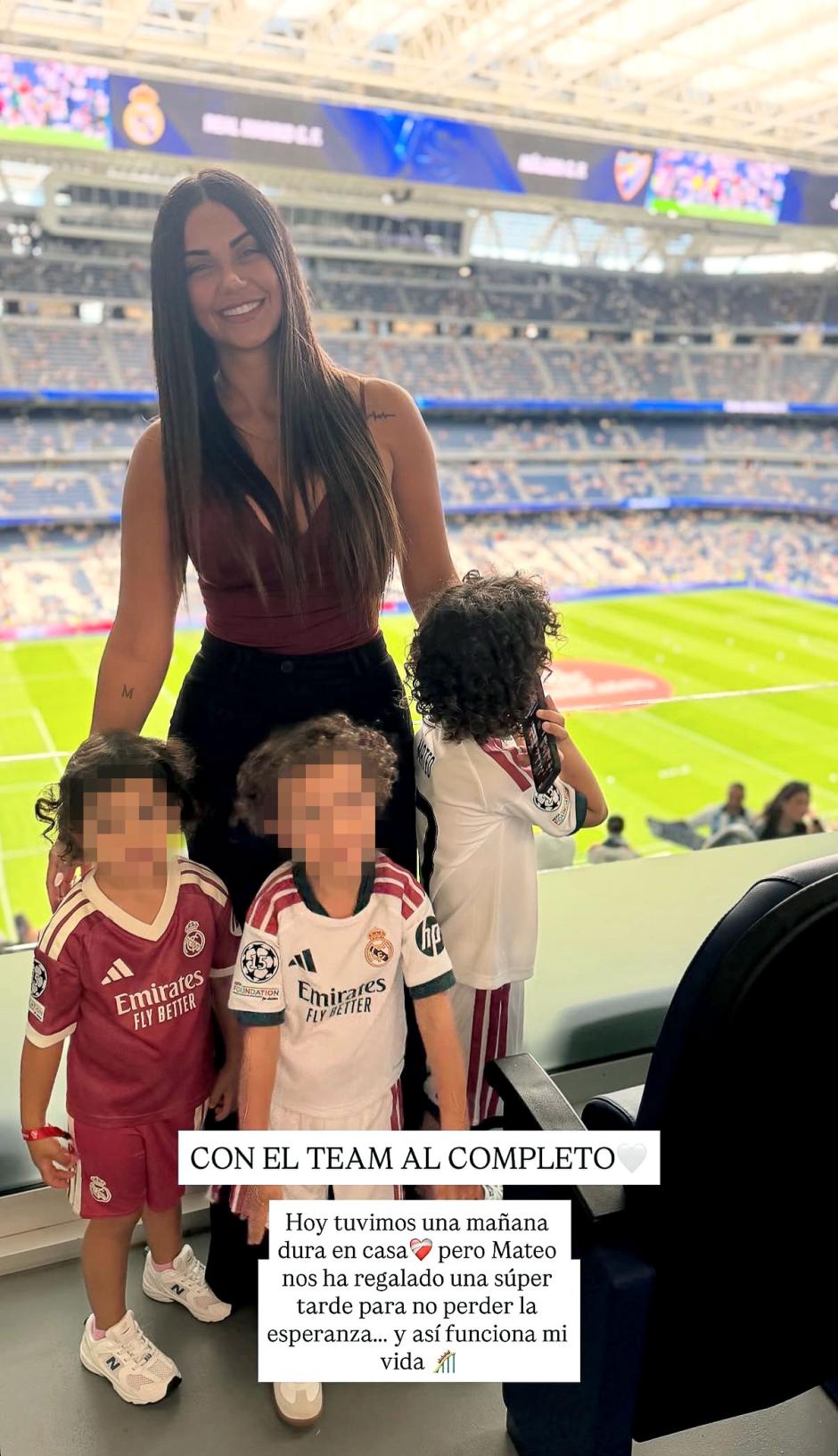 Claudia Rodríguez con sus tres hijos