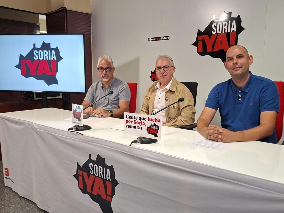 De izda. a dcha., Carlos Vallejo, Ángel Ceña y Fernando del Amo analizan la falta de cobertura en Soria
