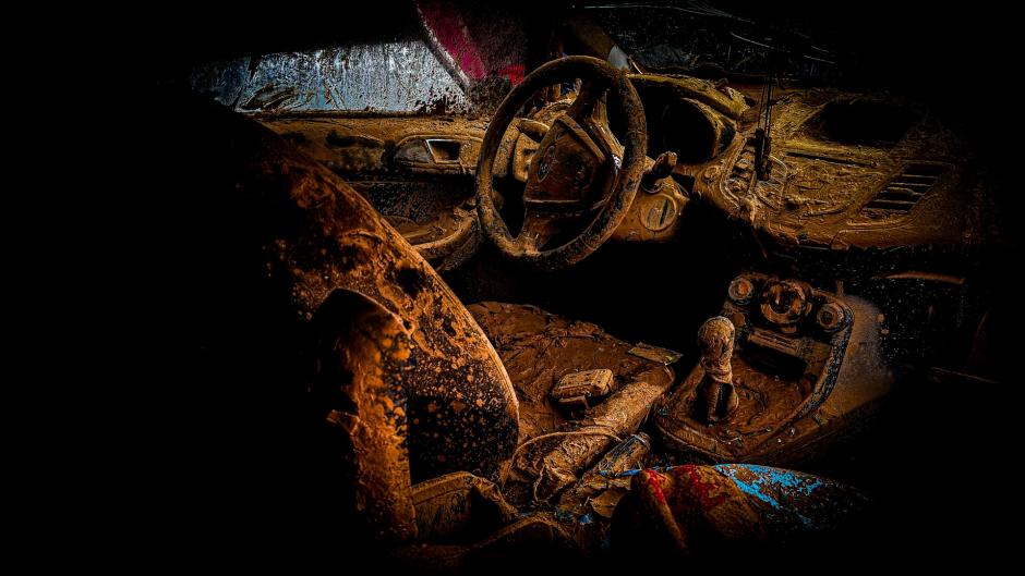 Interior de un coche cubierto de barro de la dana en Valencia en 2024