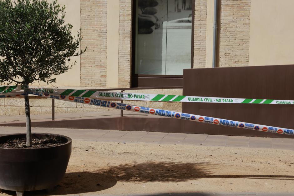 Acceso al Museo de Villena, acordonado tras el robo