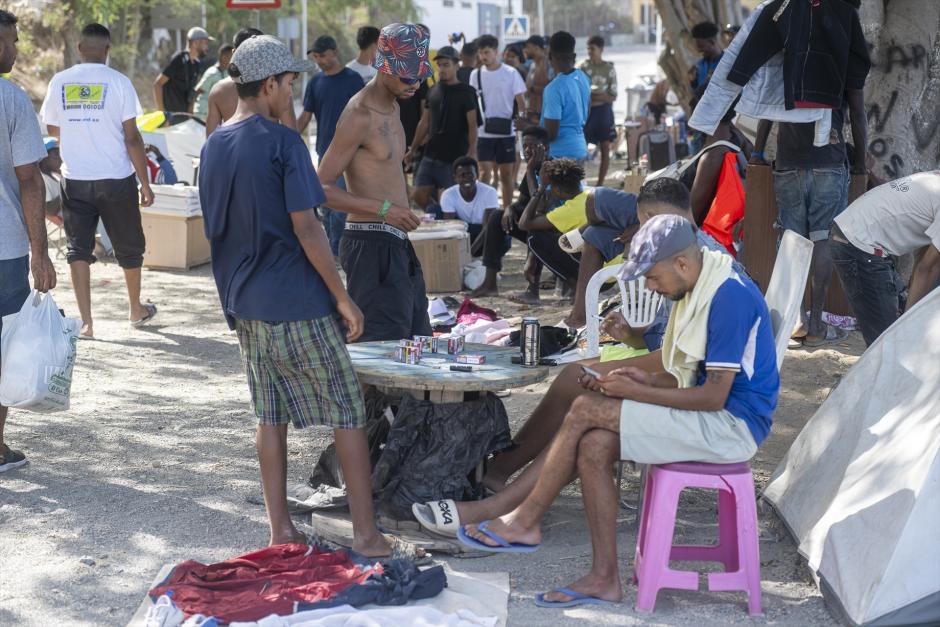 Varios migrantes asentados en la playa del Trampolín, a 31 de agosto de 2026,