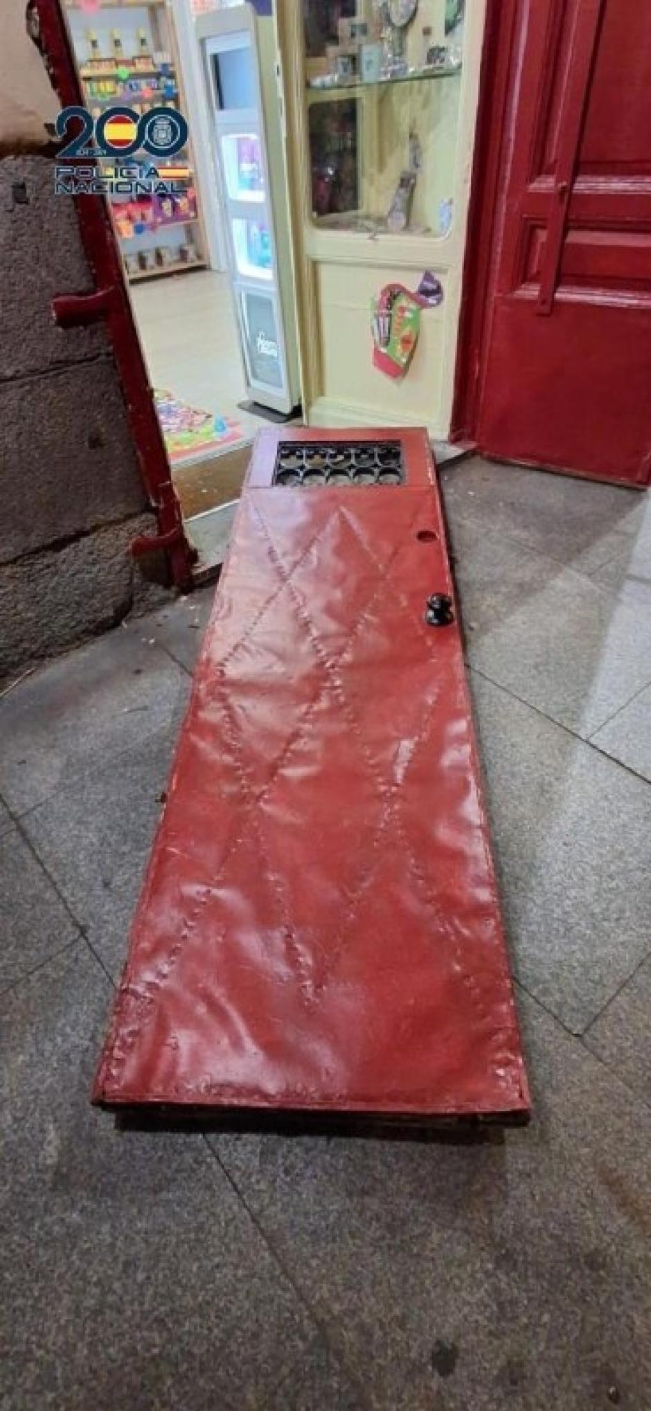 La puerta del estanco reventada