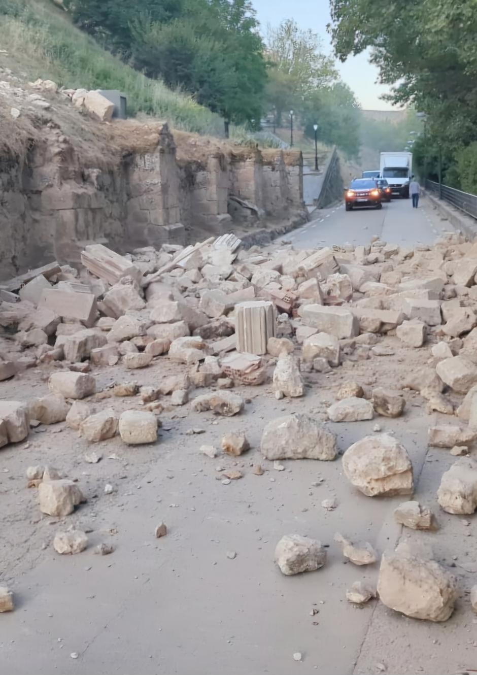 Se desprende sobre la carretera parte del Palacio de los Hurtado Mendoza en Almazán