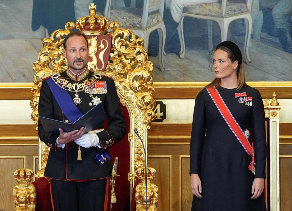El nuevo Rey Haakon VIII y la Princesa heredera Ingrid de Noruega el día del juramento