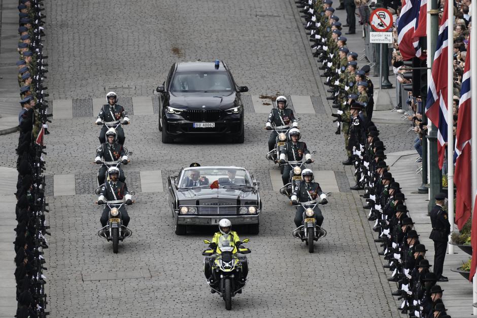 El Rey Haakon VIII a su llegada al Parlamento, en coche descapotable