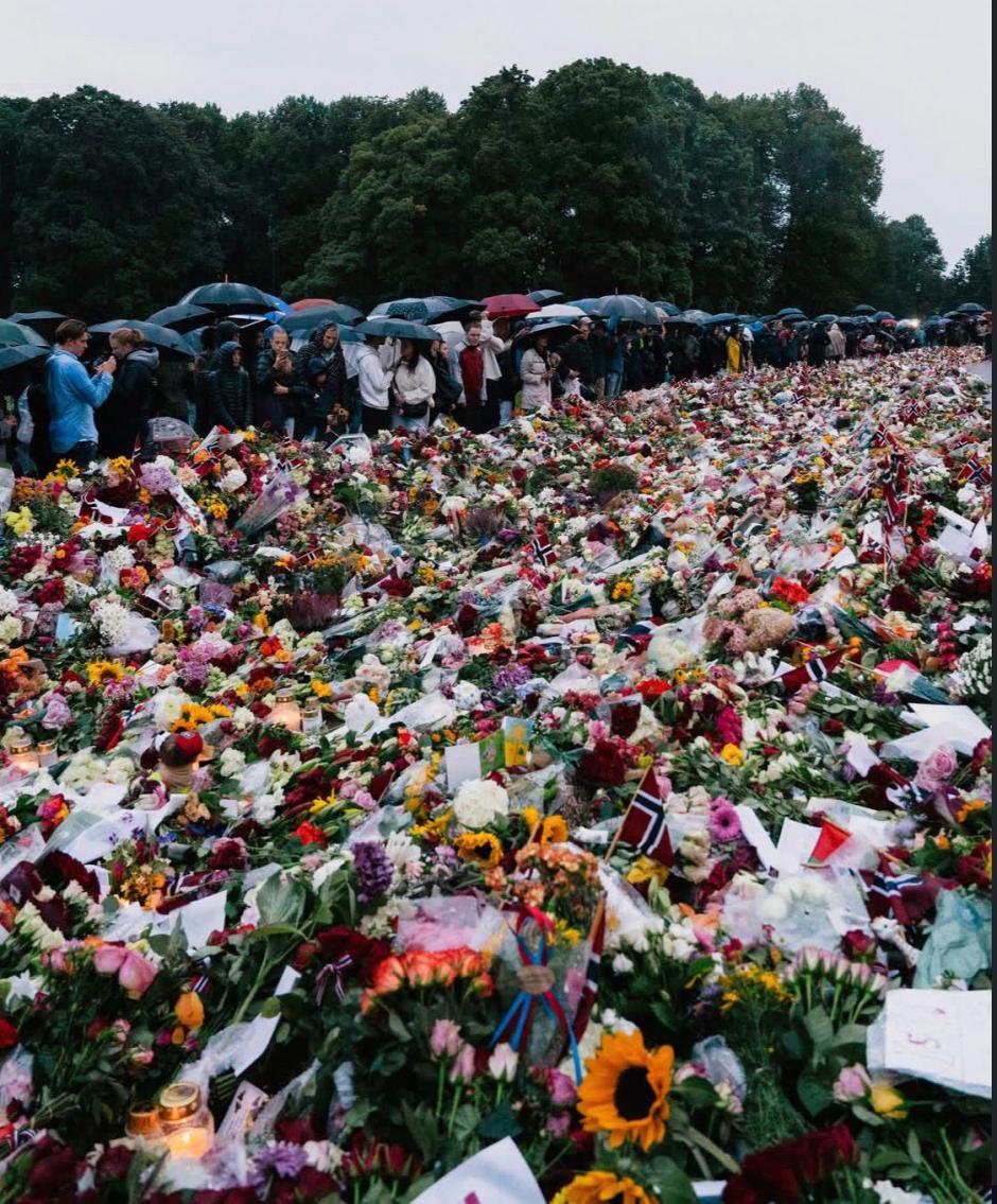 Miles de flores en la plaza del Palacio Real de Oslo en honor al Rey Harald V