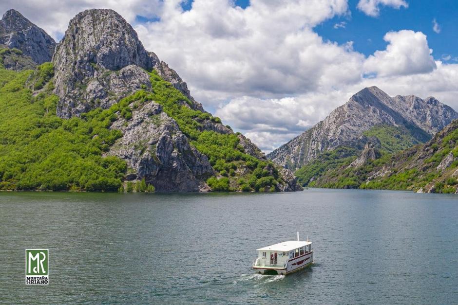Paseo en barco por el embalse