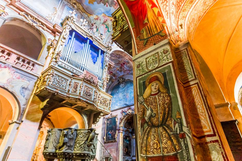 Interior de la Basílica de San Giulio con su púlpito románico del siglo XII