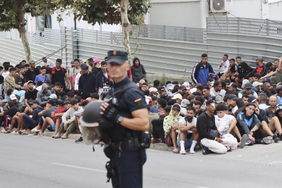 Aglomeraciones de inmigrantes en las inmediaciones del embolsamiento de Loma Colmenar