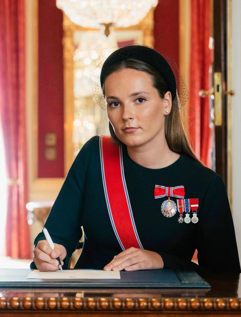 La Princesa Ingrid firmando su juramento