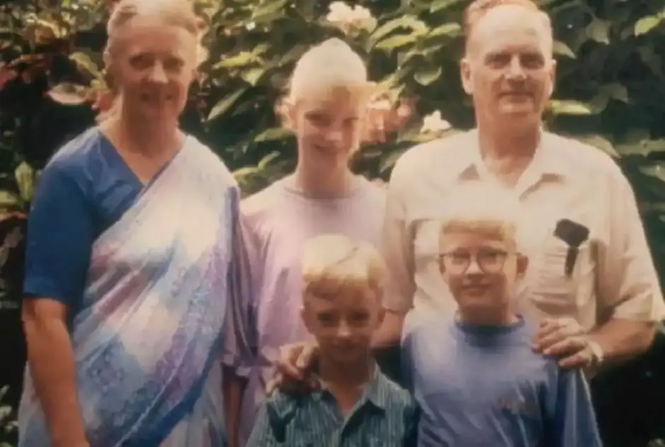 Graham Staines con su familia. Staines y sus dos hijos fueron asesinados por una turba liderada por Dara Singh