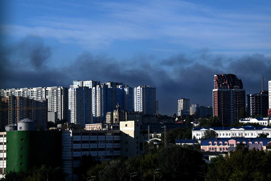 Densa columna de humo negro elevándose sobre el horizonte de Kiev tras un ataque con drones contra la capital ucraniana