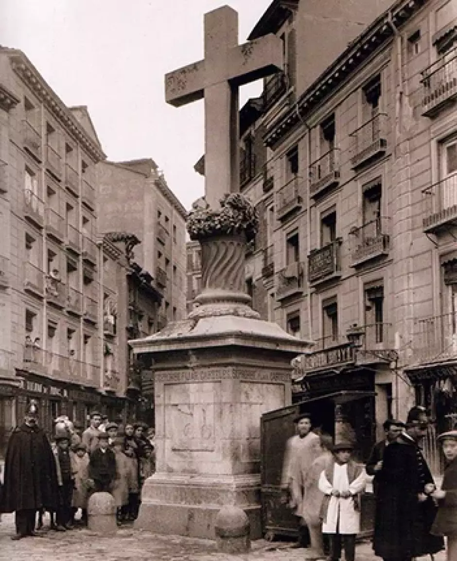 Cruz ubicada en la plaza Puerta Cerrada, en 1905, Madrid