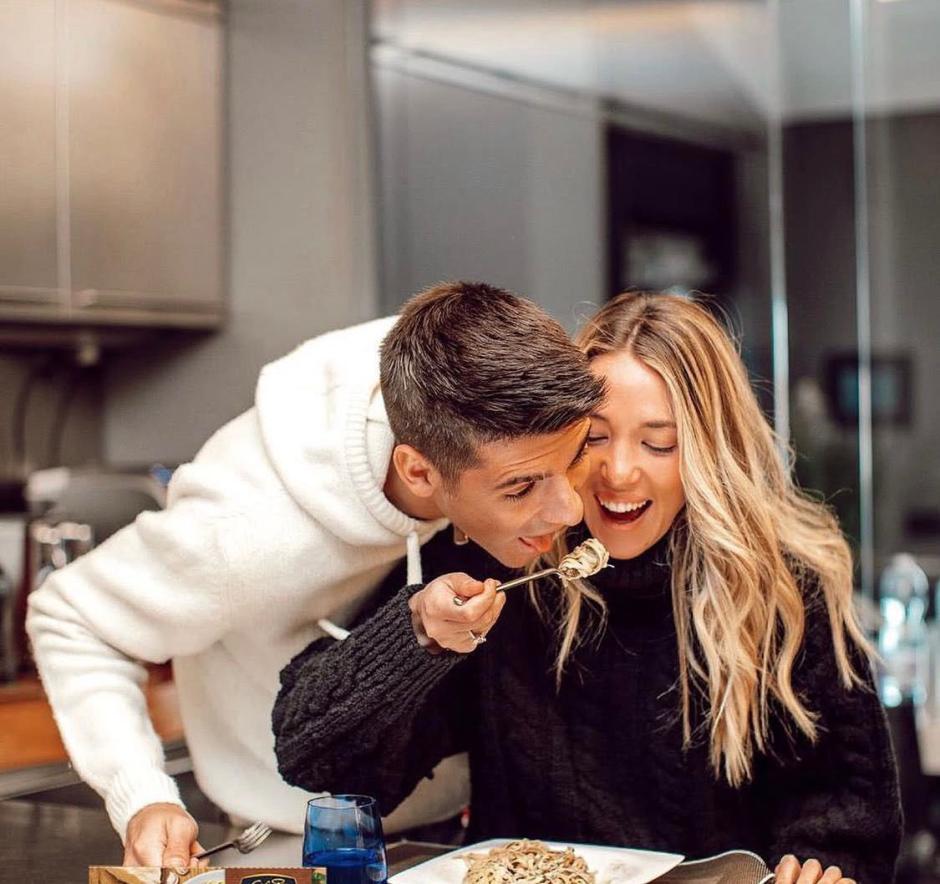 Álvaro Morata y Alice Campello en la cocina de su casa