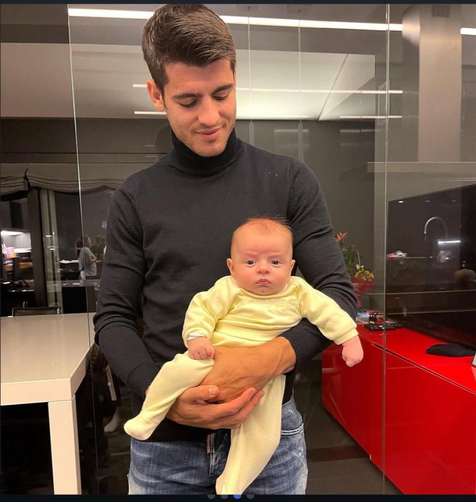 Álvaro Morata en la cocina de su casa con uno de sus hijos